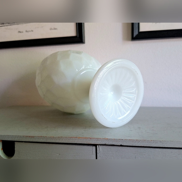 Harlequin Pattern flowerpot in vintage milk glass - Picture 7 of 9